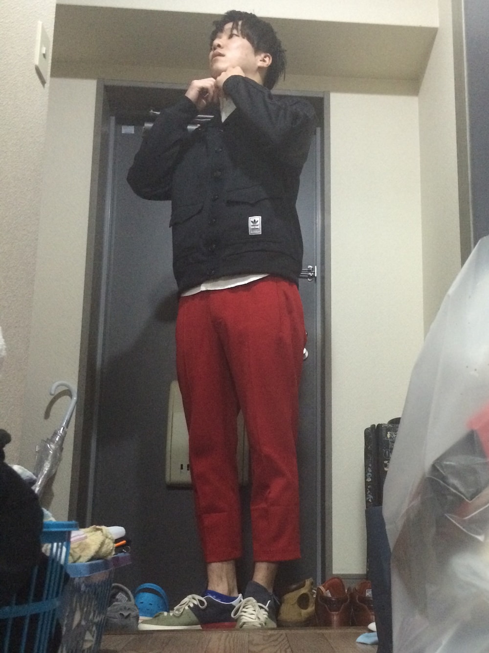 ブラック系のジャージ、ホワイト系のシャツ/ブラウス、レッド系のスラックスを着用したメンズの冬コーディネートの1枚目の写真