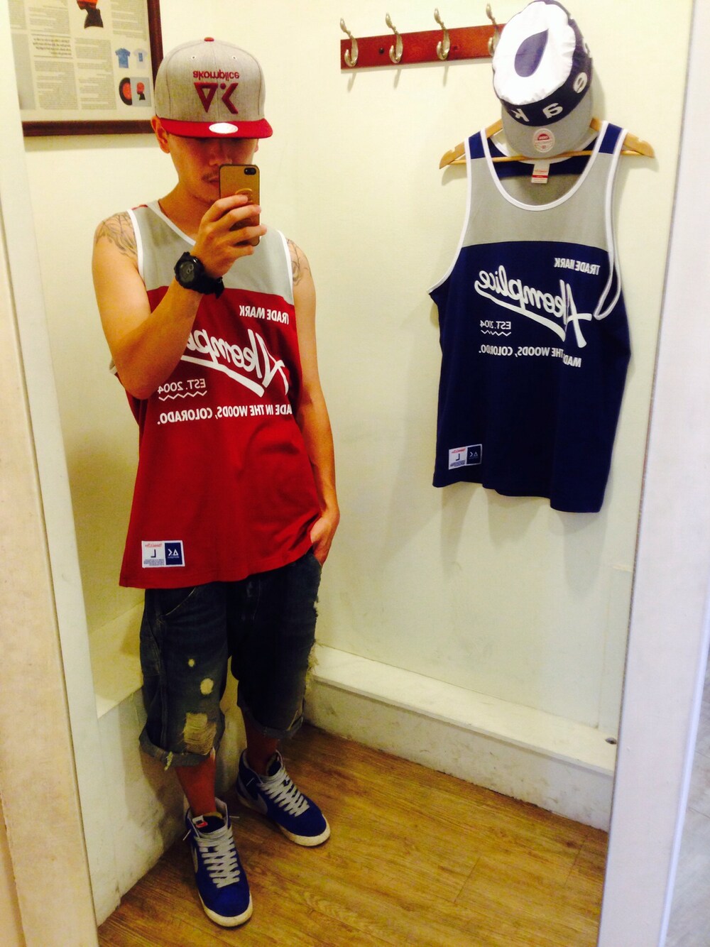 「AKOMPLICEのAkomplice x Mitchell & Ness Tank
十週年企劃（タンクトップ、ブルー系）」を使った、Q Afireさん（メンズ・170cm）の秋コーディネートの1枚目の写真