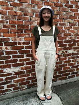 「カーキ×ホワイト」｜「アイテム（サロペット/オーバーオール）」を使った、PAR ICIさん（レディース）の夏コーディネート