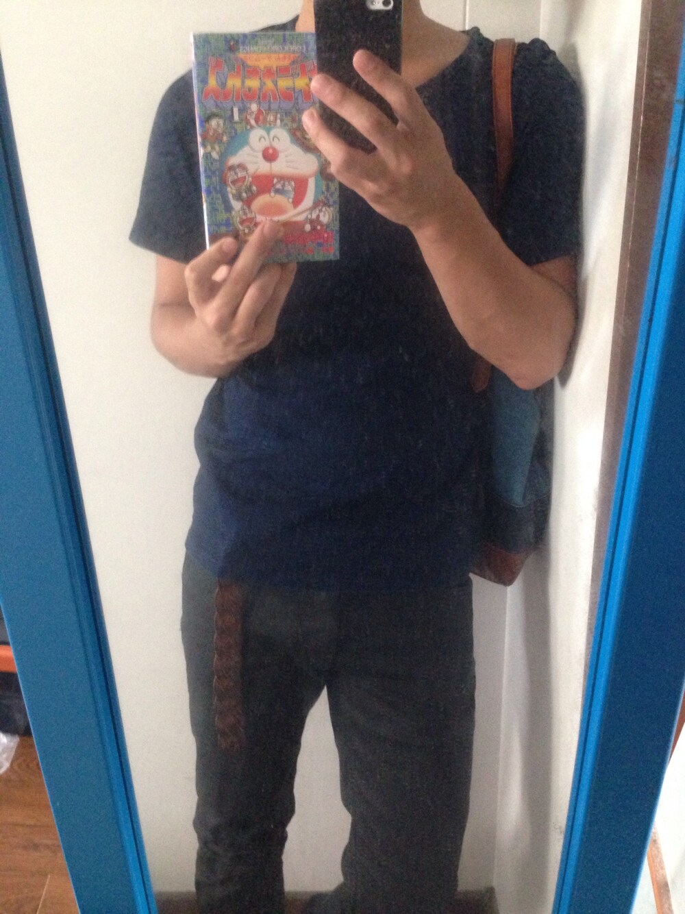 ブルー系のTシャツ/カットソー、ブラック系のデニムパンツ、ブラック系のサンダルを着用したメンズの夏コーディネートの1枚目の写真