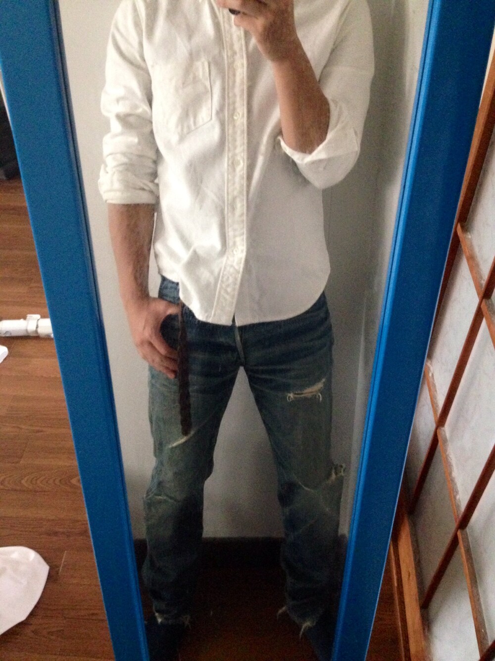 「ダメージデニムパンツ、WAREHOUSE、デニム同盟、白シャツ×デニム」｜「Denimeのオックスフォードボタンダウンシャツ（シャツ/ブラウス、ホワイト系）」を使った、3cさん（メンズ・167cm）の秋コーディネートの1枚目の写真