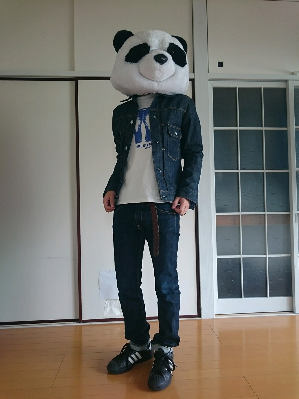 ブルー系のジャケット/アウター、ホワイト系のTシャツ/カットソー、ブルー系のデニムパンツを着用したメンズの夏コーディネートの1枚目の写真