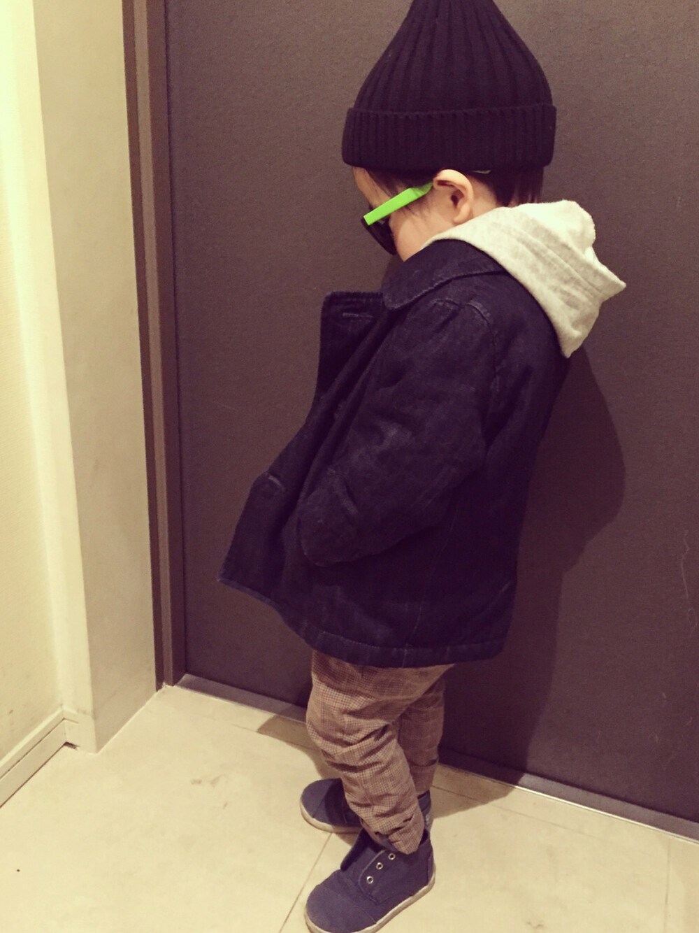 「ニット帽、サングラス、ピーコート×パーカー、ハイカットスニーカー、kids、キッズコーデ、ドラフトGAP」｜「babyGAPのアイテム（ピーコート、ブルー系）」を使った、so_ibuさん（キッズ・90cm）の春コーディネートの1枚目の写真