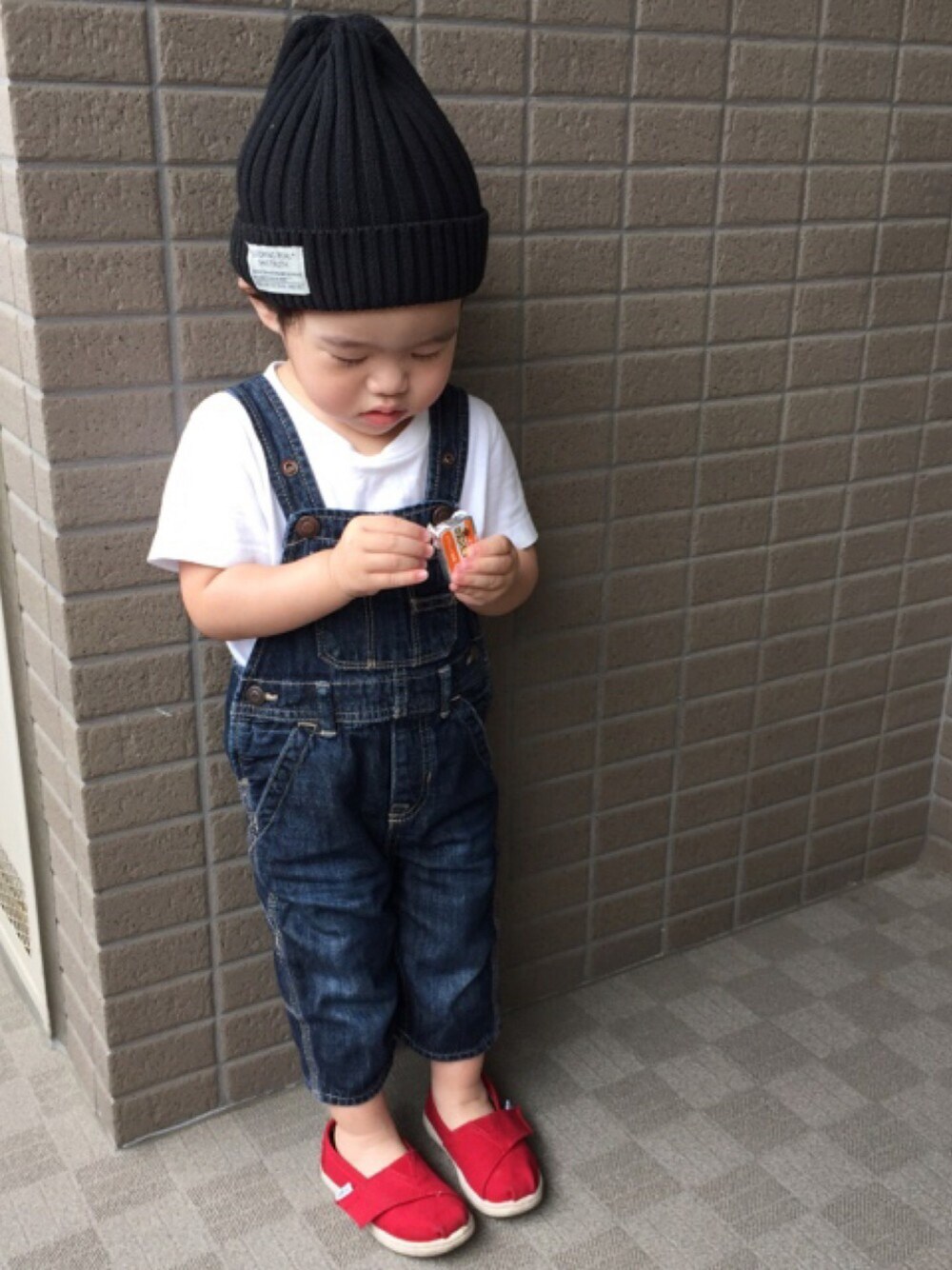 「ニット帽、白×デニム、オーバーオール、エスパドリーユ、シンプル、kids、キッズコーデ、サロペ部夏祭り♡、ドラフトGAP」｜「babyGAPのアイテム（サロペット/オーバーオール、ブルー系）」を使った、so_ibuさん（キッズ・90cm）の夏コーディネートの1枚目の写真