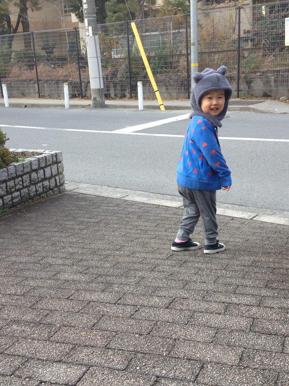 「スウェット、キッズコーデ、BOBO CHOSES、bobochoses、スウェットパンツ」｜「こども ビームスのTALC / 別注 mimi Hat モコモコ（ハット、グレー系）」を使った、MAIさん（キッズ・100cm）の冬コーディネートの1枚目の写真
