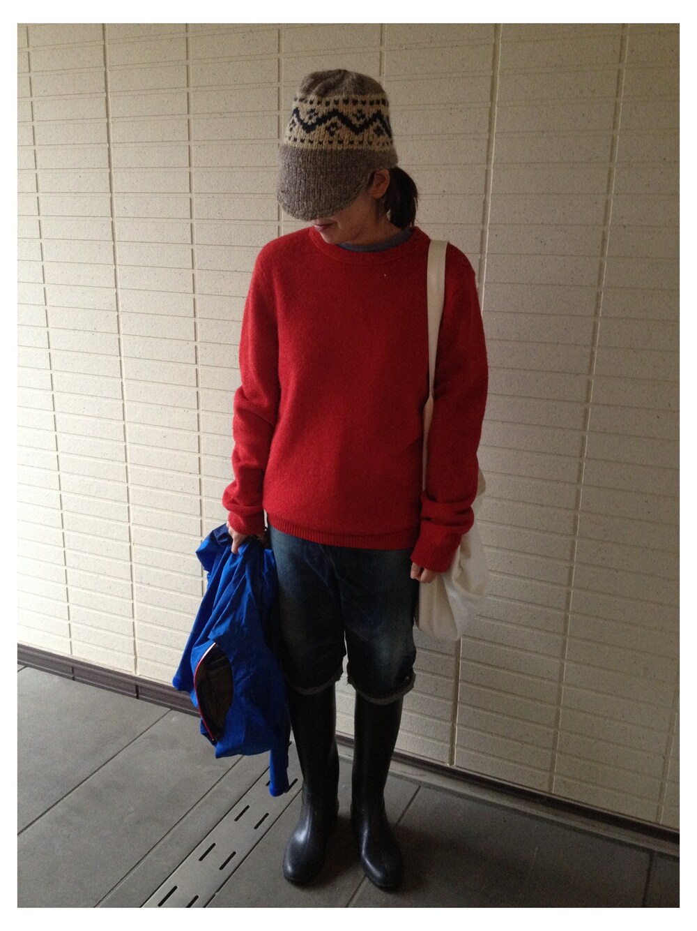 「ニット帽コーデ、ニット&デニム、ざっくりニット」｜「A.P.C.のニット（ニット/セーター、レッド系）」を使った、MAIさん（レディース・161cm）の冬コーディネートの1枚目の写真