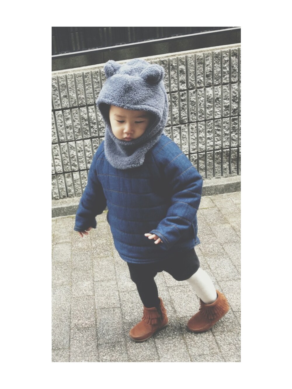 「kids、カラータイツ、白×黒、minnetonka」｜「こども ビームスのTALC / 別注 mimi Hat モコモコ（ハット、グレー系）」を使った、MAIさん（キッズ・100cm）の冬コーディネートの1枚目の写真