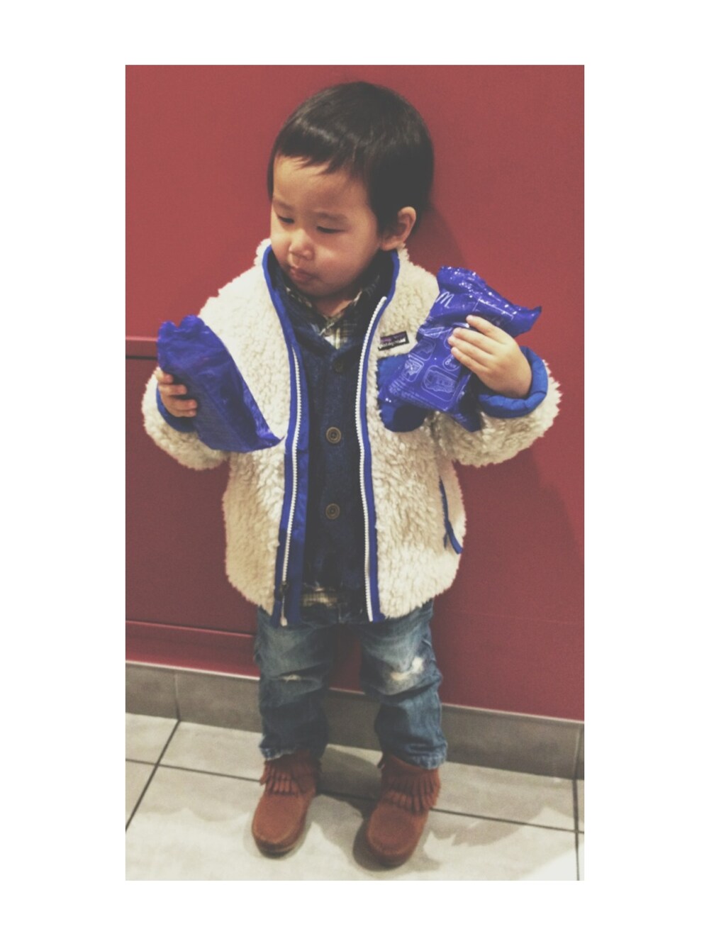 「チェックシャツ、kids、ショートブーツ、シャツ×デニム、minnetonka、patagonia」｜「patagoniaのベビーレトロエックスジャケット（その他アウター、ホワイト系）」を使った、MAIさん（キッズ・100cm）の冬コーディネートの1枚目の写真