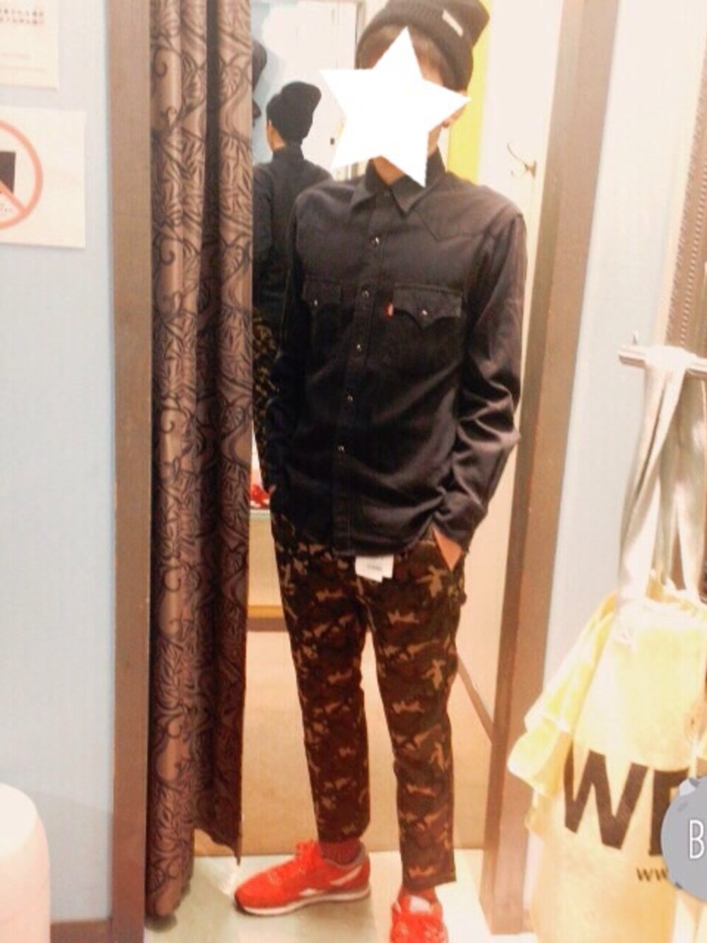 「カモ柄、黒シャツ、赤スニーカー」｜「Levi'sのアイテム（シャツ/ブラウス、ブラック系）」を使った、E.Shootaさん（メンズ・172cm）の春コーディネートの1枚目の写真