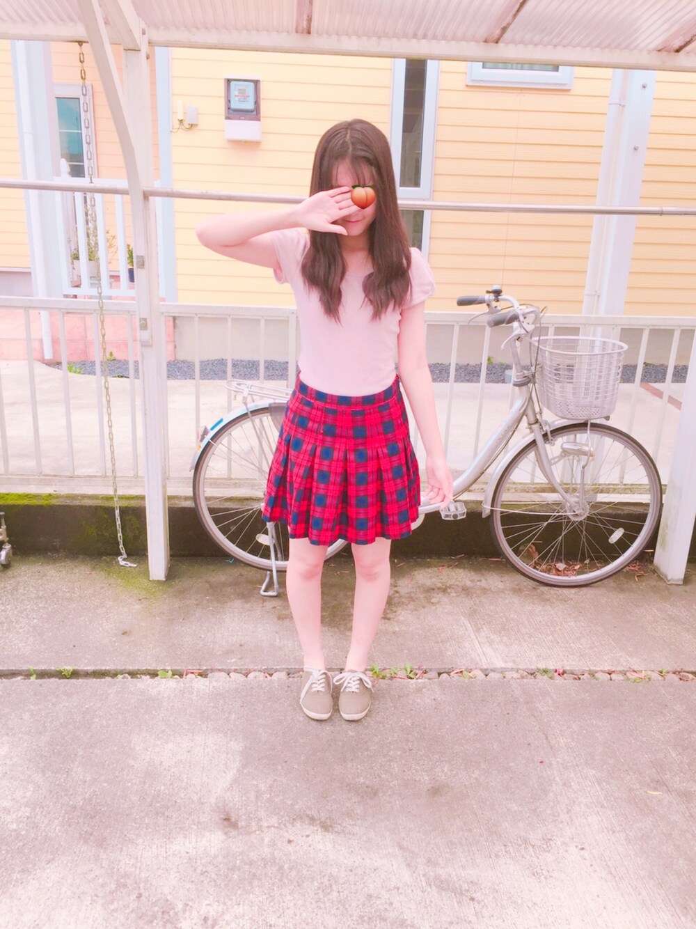 「テニススカート、プリーツスカート、ガールズルール、休日スタイル、韓国ブランド、핑크」｜「H&Mのアイテム（スカート、レッド系）」を使った、모에네さん（レディース・156cm）の夏コーディネートの1枚目の写真