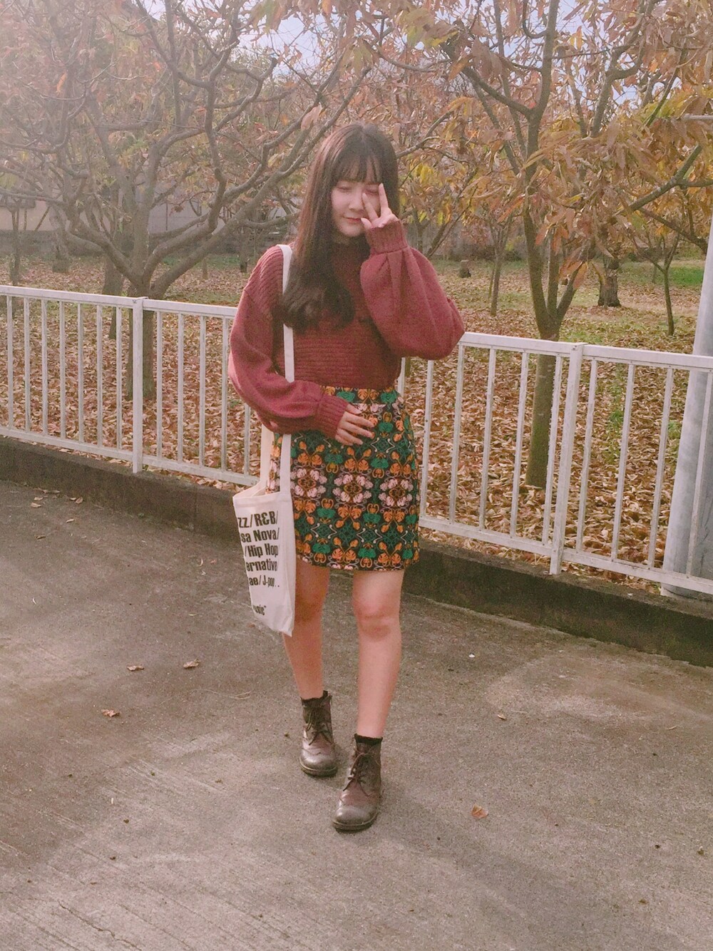「休日スタイル、한국、한국 영국스타일 korea 、カジュアル、冬、セーター、WEGO、H&M」｜「H&Mのアイテム（スカート、ゴールド系）」を使った、모에네さん（レディース・156cm）の冬コーディネートの1枚目の写真