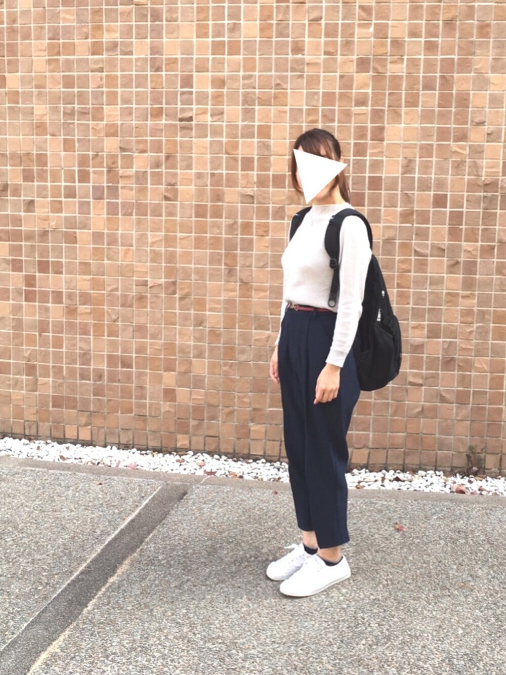 グレー系のニット/セーター、ブルー系のパンツ、ホワイト系のスニーカーを着用したレディースの秋コーディネートの1枚目の写真