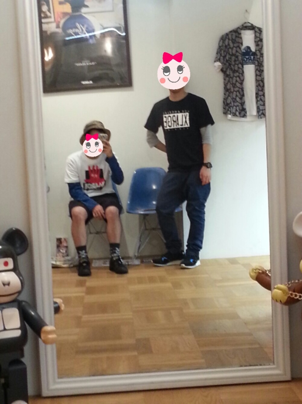 ホワイト系のTシャツ/カットソーを着用したメンズの秋コーディネートの1枚目の写真