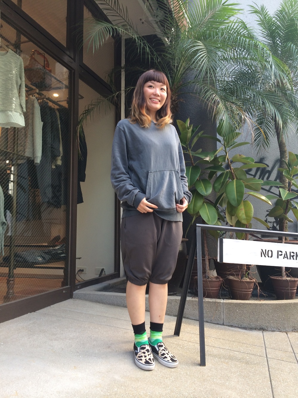 「BEAMS PLUSのREMI RELIEF ATHLETIC / スウェットパーカ（パーカー、ブラック系）」を使った、mizuki matsumotoさん（レディース・161cm）の秋コーディネートの1枚目の写真