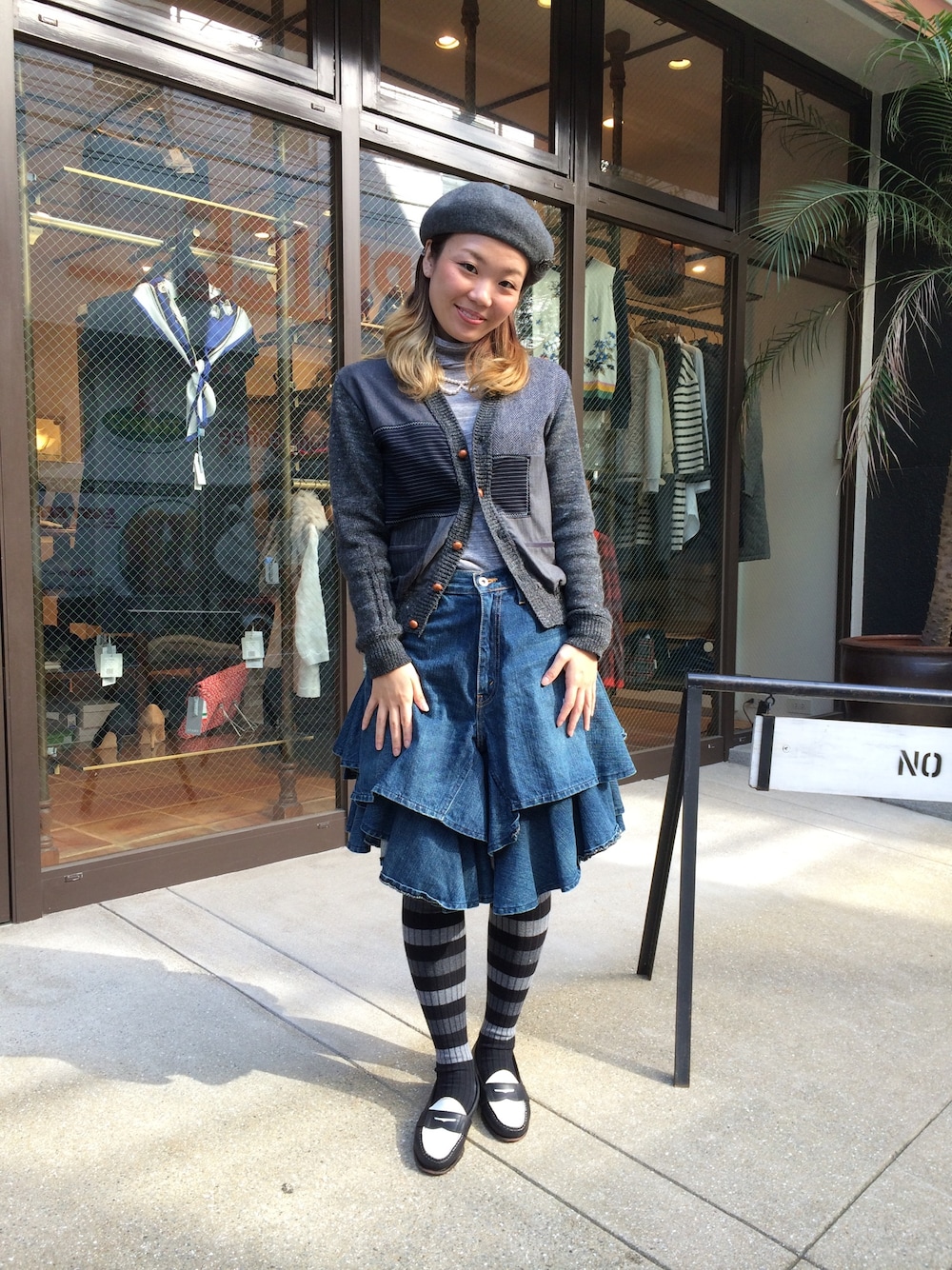 「デニムスカート、モノトーン、カーディガン」｜「BEAMS BOYのアイテム（Tシャツ/カットソー、グレー系）」を使った、mizuki matsumotoさん（レディース・161cm）の秋コーディネートの1枚目の写真