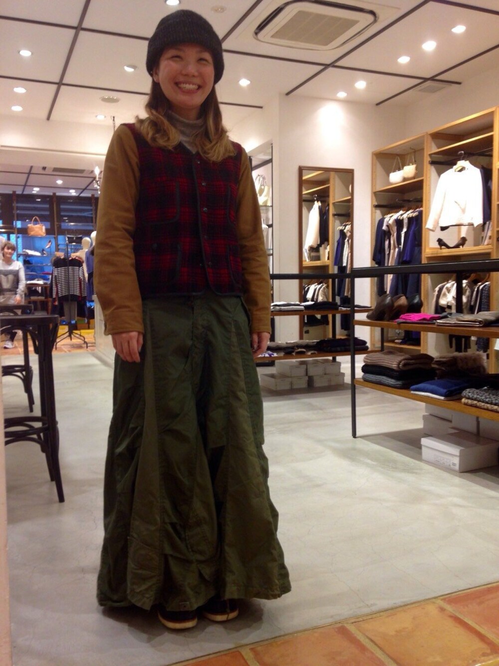 「ビームスボーイ、BEAMS BOY」｜「Needlesのアイテム（スカート、グリーン系）」を使った、mizuki matsumotoさん（レディース・161cm）の秋コーディネートの1枚目の写真