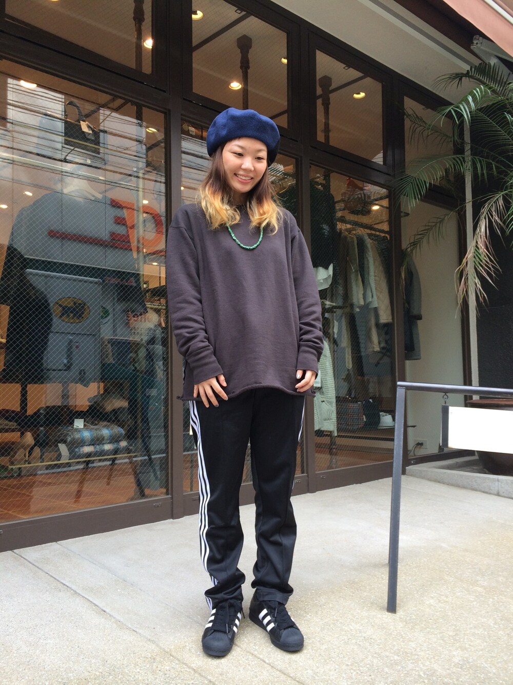 「ビームス、ビームスボーイ、BEAMS、BEAMS BOY、ブラック、ジャージ」｜「BEAMSのadidas Originals for BEAMS / トラックパンツ（その他パンツ、ブラック系）」を使った、mizuki matsumotoさん（レディース・161cm）の秋コーディネートの1枚目の写真