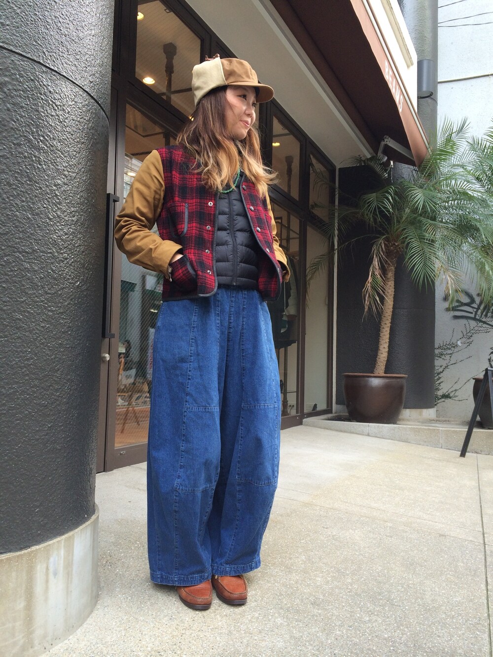 「BEAMS BOY、ビームスボーイ」｜「BEAMS BOYのBEAMS BOY / 12ゲージ エルボーパッチ Vネック 14FW（ニット/セーター、ブラック系）」を使った、mizuki matsumotoさん（レディース・161cm）の冬コーディネートの1枚目の写真