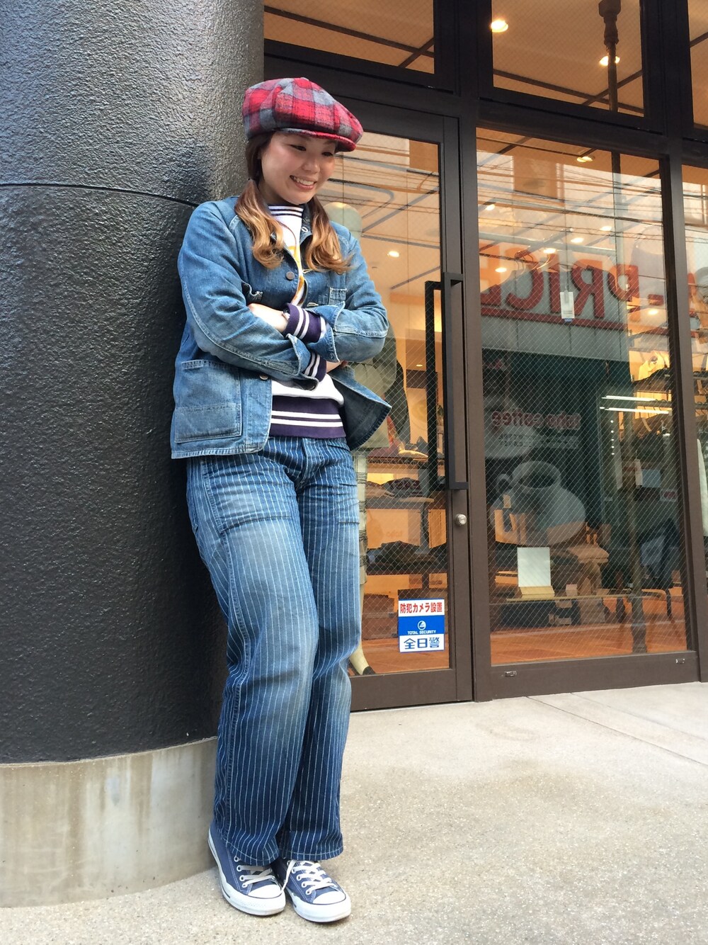 「デニム、オールネイビー、ツインテール、ビームスボーイ、BEAMS BOY、コンバース、converse、Champion」｜「BEAMS BOYのCHAMPION×BEAMS BOY / リブ ライン クルー スウェット◆（スウェット、ホワイト系）」を使った、mizuki matsumotoさん（レディース・161cm）の冬コーディネートの1枚目の写真
