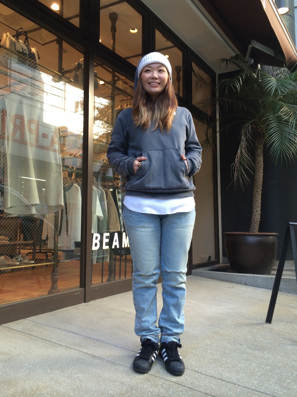 「BEAMS、BEAMS BOY、beams plus、adidas、クラッシュデニム」｜「BEAMS BOYのadidas Originals for BEAMS / SUPER STAR 80s SPECIAL（スニーカー、ブラック系）」を使った、mizuki matsumotoさん（レディース・161cm）の春コーディネートの1枚目の写真