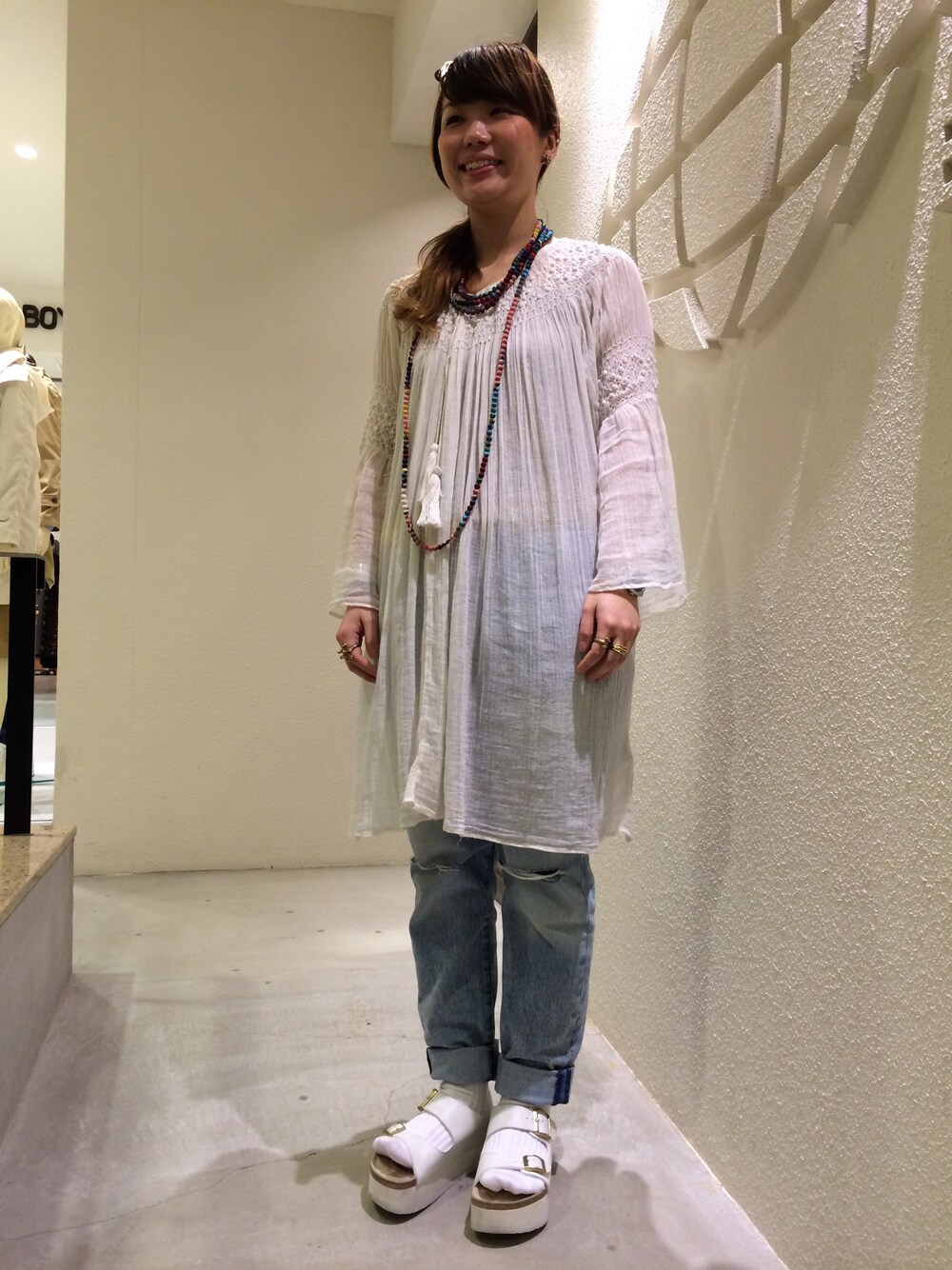「BEAMS、sacai luck、BEAMS BOY、白ソックス」｜「BEAMSのLevi's / 501 CT（デニムパンツ、ブルー系）」を使った、mizuki matsumotoさん（レディース・161cm）の春コーディネートの1枚目の写真
