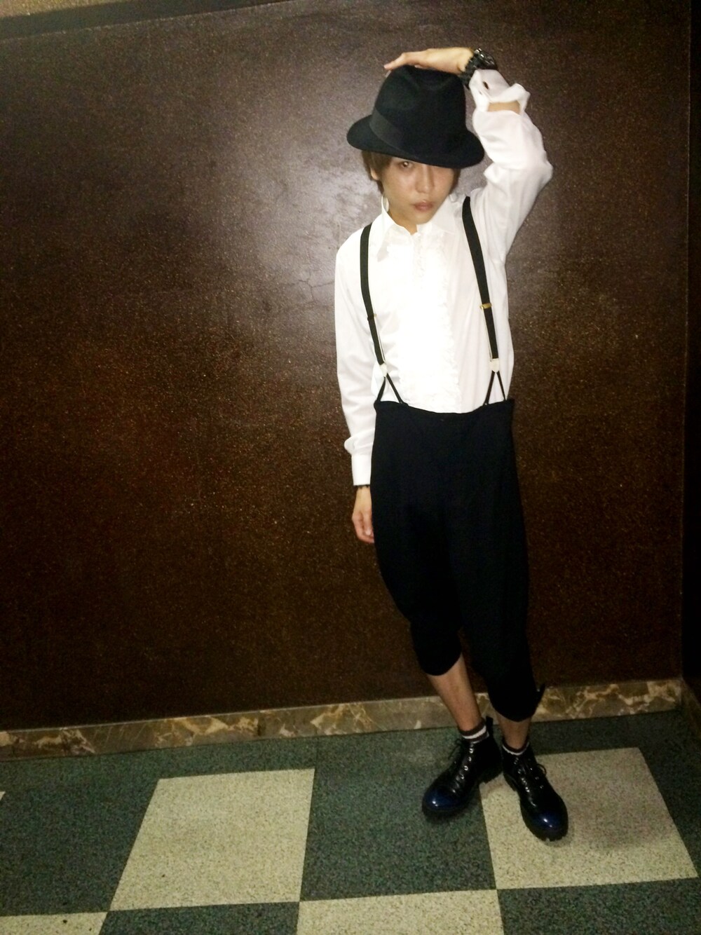 ホワイト系のシャツ/ブラウスを着用したメンズの夏コーディネートの1枚目の写真