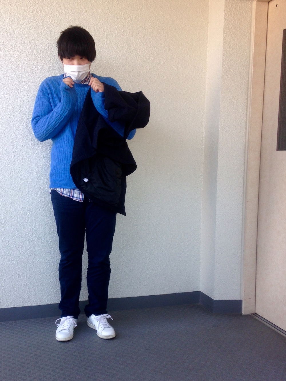 ホワイト系のスニーカー、ブルー系のその他パンツ、ブルー系のシャツ/ブラウスを着用したメンズの冬コーディネートの1枚目の写真