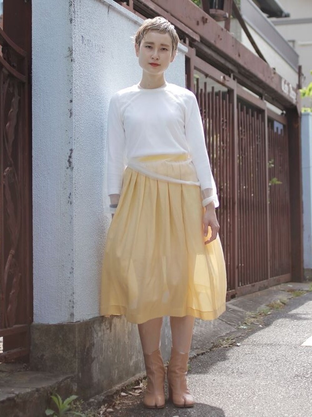 「スカート、COMME des GARCONS、cosmic wonder、Martin Margiela」｜「COMME des GARCONSのアイテム（Tシャツ/カットソー、ホワイト系）」を使った、Droptokyoさん（レディース・160cm）の春コーディネートの1枚目の写真