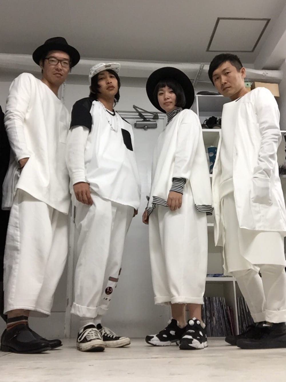 ホワイト系のその他パンツ、ホワイト系のノーカラージャケット、ホワイト系のTシャツ/カットソーを着用したメンズの秋コーディネートの1枚目の写真