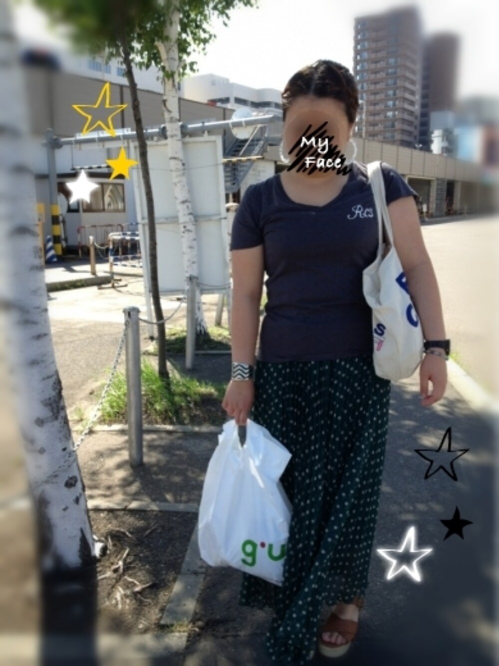 ブラウン系のサンダルを着用した夏コーディネートの1枚目の写真