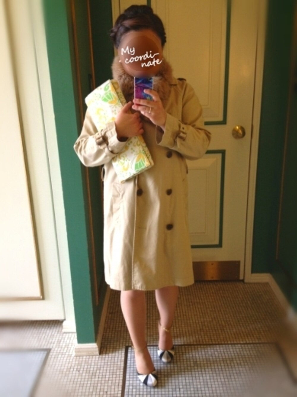 ベージュ系のトレンチコート、シルバー系のパンプス、グリーン系のクラッチバッグを着用したレディースの秋コーディネートの1枚目の写真