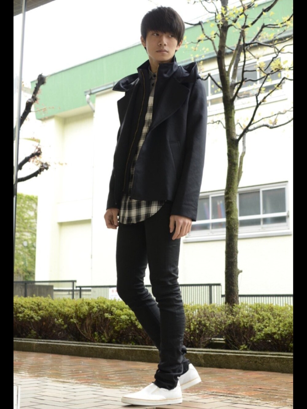 「FAD3、fadthree、FAD THREE、レイヤードスタイル、ブルゾン、スキニーデニム、スリッポン、carven、MARGIELA」｜「FAD THREEのサテンサージブルゾン（ブルゾン、ブラック系）」を使った、FADTHREEさん（メンズ・180cm）の春コーディネートの1枚目の写真