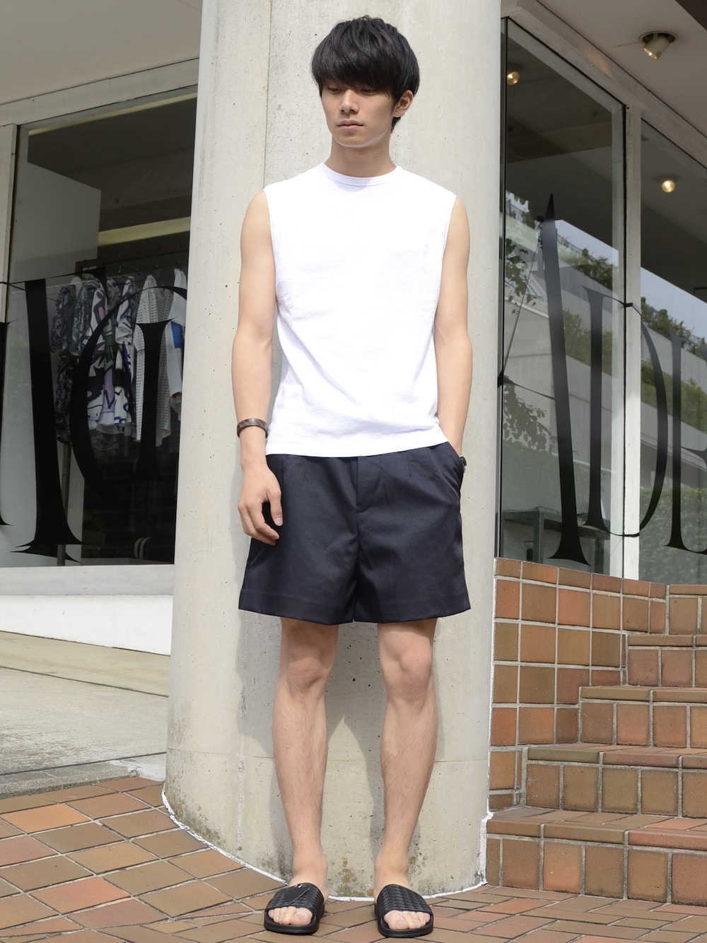「タンクトップ、ショートパンツ、サンダル、TbyALEXANDERWANG、FAD3、夏」｜「T BY ALEXANDER WANGのアイテム（タンクトップ、ホワイト系）」を使った、FADTHREEさん（メンズ・180cm）の春コーディネートの1枚目の写真
