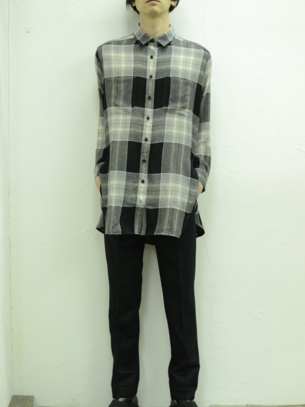 「fashion、FAD3、チェックシャツ、チェックシャツ感謝祭、秋のコーデ、GIVENCHY、シャツスタイル、ユニセックス」｜「FAD THREEのアイテム（シャツ/ブラウス、ブラック系）」を使った、FADTHREEさん（メンズ・180cm）の秋コーディネートの1枚目の写真