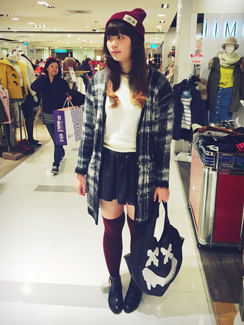 「jouetieのアイテム（Tシャツ/カットソー、ホワイト系）」を使った、chou 😈 SUEさん（レディース・170cm）の冬コーディネートの1枚目の写真