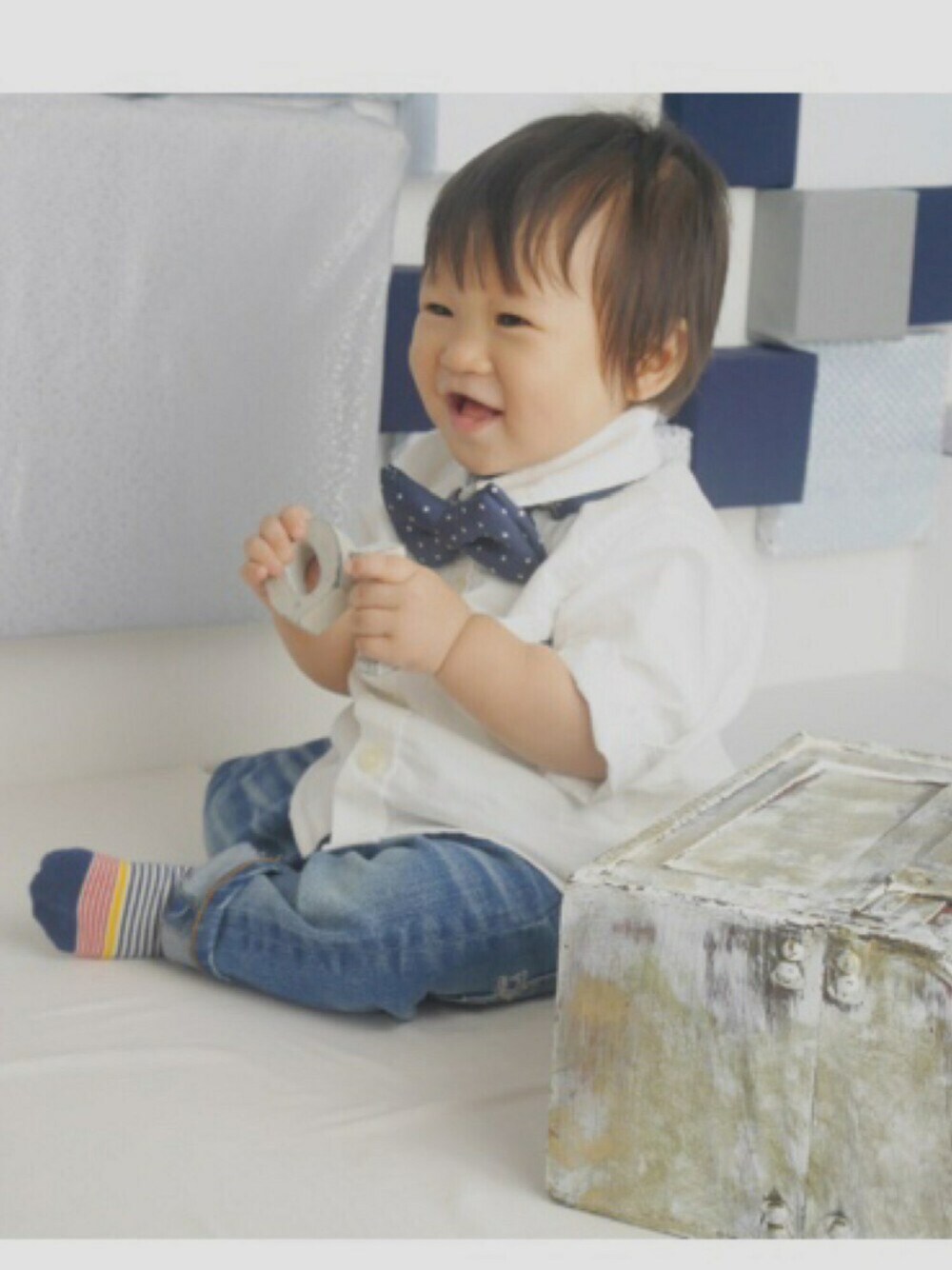 「ベビーコーデ、男の子コーデ、1歳、誕生日、シャツ、ジーンズ、蝶ネクタイ、バースデー」｜「西松屋のアイテム（シャツ/ブラウス、ホワイト系）」を使った、R☺︎さん（キッズ・80cm）の秋コーディネートの1枚目の写真