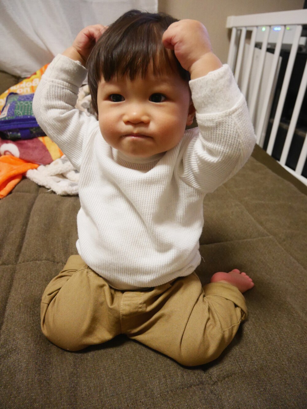 「1歳、男の子、男の子コーデ、シンプルコーデ、ワッフルカットソー、チノパン、マーキーズ、コロチキ」｜「MARKEY'Sのアイテム（Tシャツ/カットソー、ホワイト系）」を使った、R☺︎さん（キッズ・80cm）の秋コーディネートの1枚目の写真