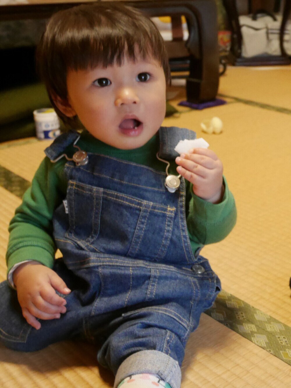 「1歳1ヶ月、男の子、80センチ、カジュアルコーデ、デニムサロペット、田舎boy、マーキーズ、H&M」｜「H&Mのアイテム（スウェット、グリーン系）」を使った、R☺︎さん（キッズ・80cm）の秋コーディネートの1枚目の写真