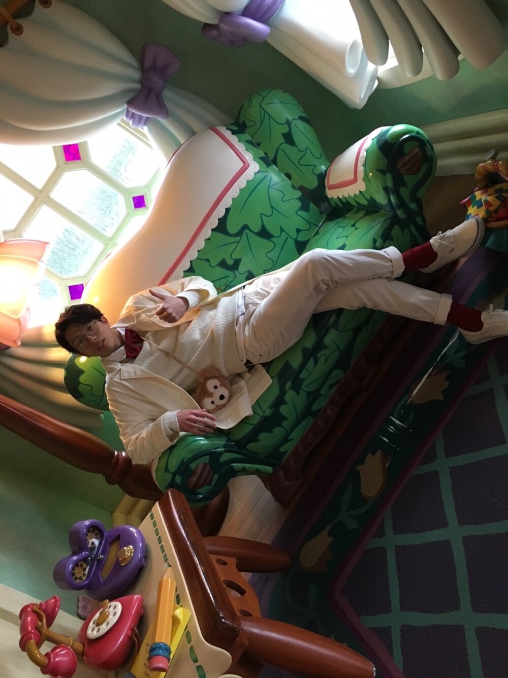 「ディズニーランド、ホワイトコーデ、オールホワイト、おそろいコーデ、プチプラ」｜「自作のアイテム（蝶ネクタイ、ブルー系）」を使った、たかさんさん（メンズ・178cm）の夏コーディネートの1枚目の写真