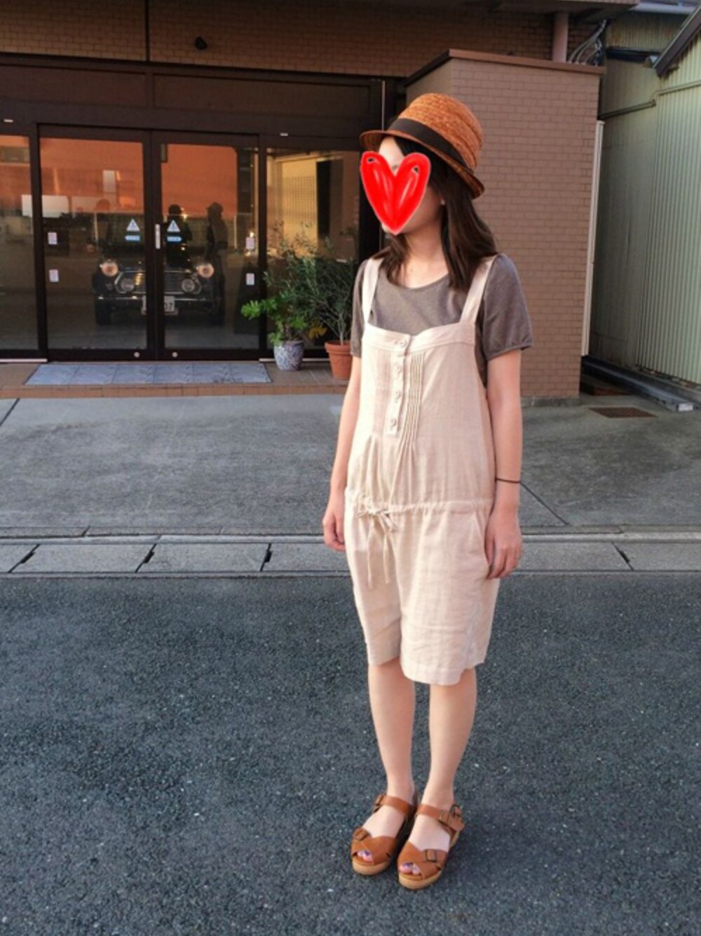 「サロペット、Tシャツ、ナチュラル、ハット、サンダル、麦わら帽子、厚底サンダル、パフスリーブ、SALEで買いました、ベージュコーデ」｜「Ray BEAMSのRAKUDA HAT / トルネード ハット（ハット、ブラウン系）」を使った、clover*さん（レディース・154cm）の夏コーディネートの1枚目の写真