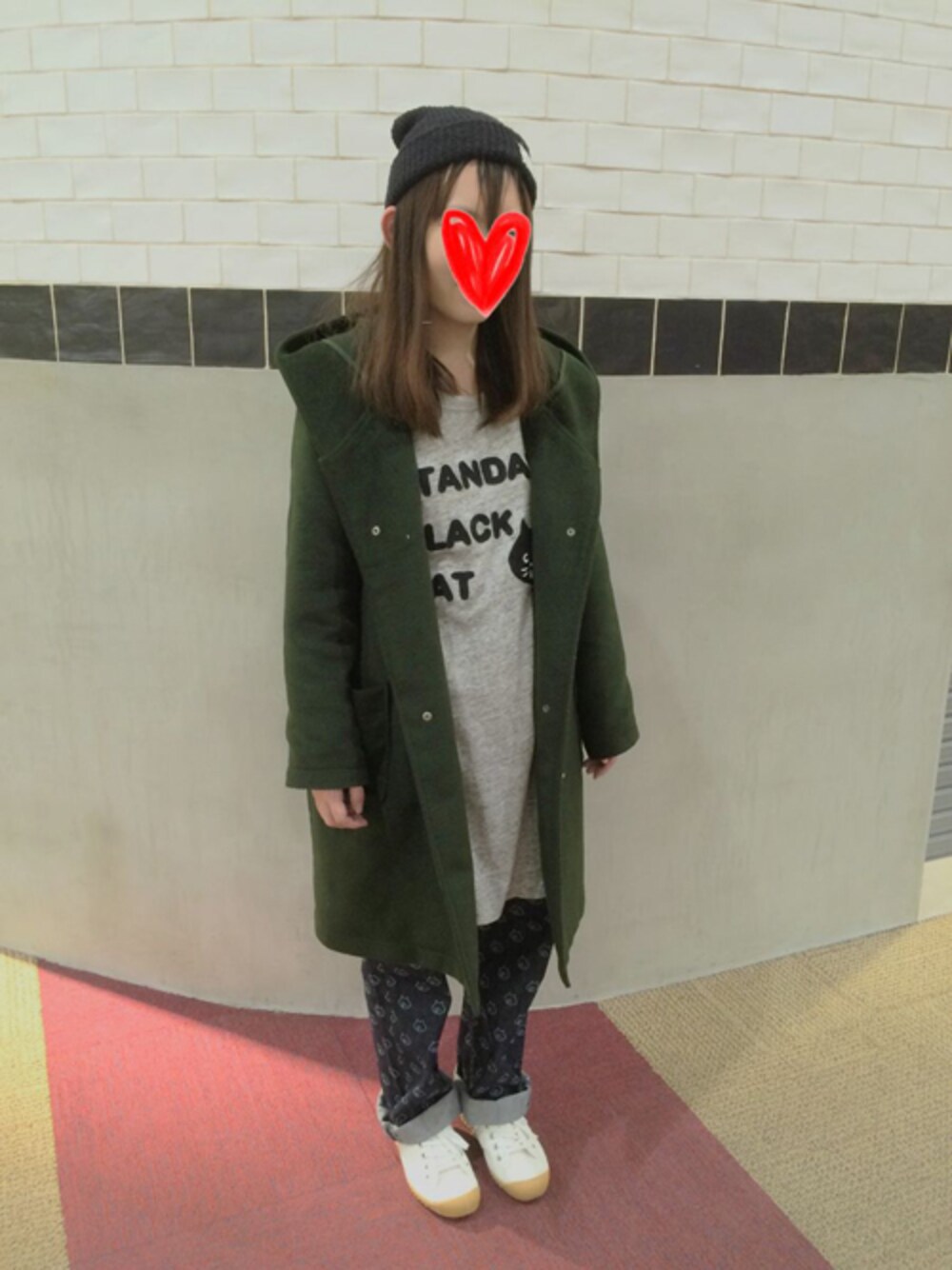 「デニム、柄パンツ、ニット帽、ダッフルコート、ネコ、ワンピース×デニム、ネコ柄、ワンピース×スニーカー、白いスニーカー、ニットキャップ」｜「green label relaxingのCTN SLUB AZE ビーニー（ニットキャップ/ビーニー、ブラック系）」を使った、clover*さん（レディース・154cm）の冬コーディネートの1枚目の写真