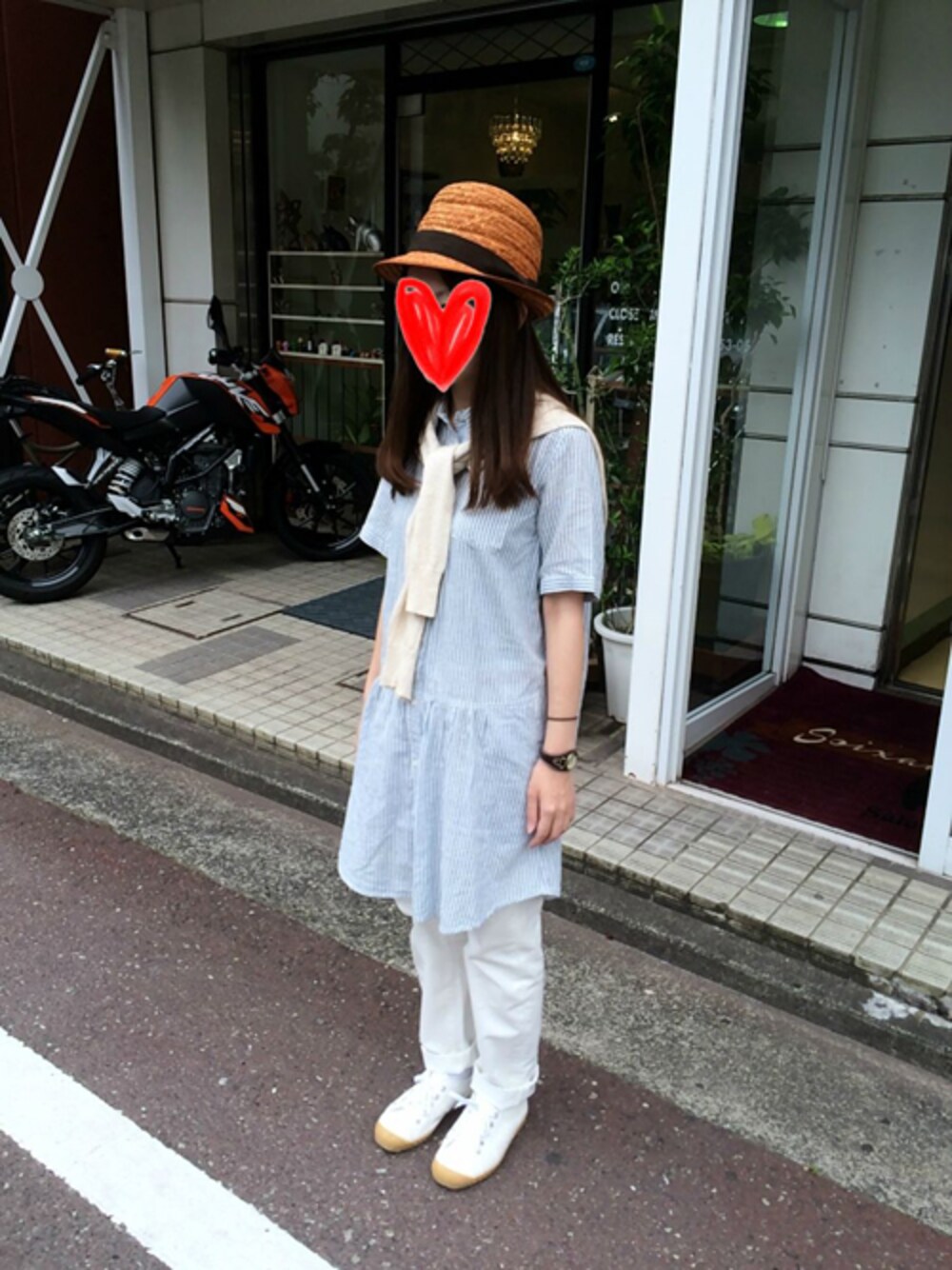「ストライプ、ホワイトデニム、シャツワンピ、白いスニーカー、柄ワンピース、麦わら帽子、肩掛けカーデ、ワンピース×デニム、ワンピース×スニーカー、ホワイトパンツ」｜「Ray BEAMSのRAKUDA HAT / トルネード ハット（ハット、ブラウン系）」を使った、clover*さん（レディース・154cm）の夏コーディネートの1枚目の写真