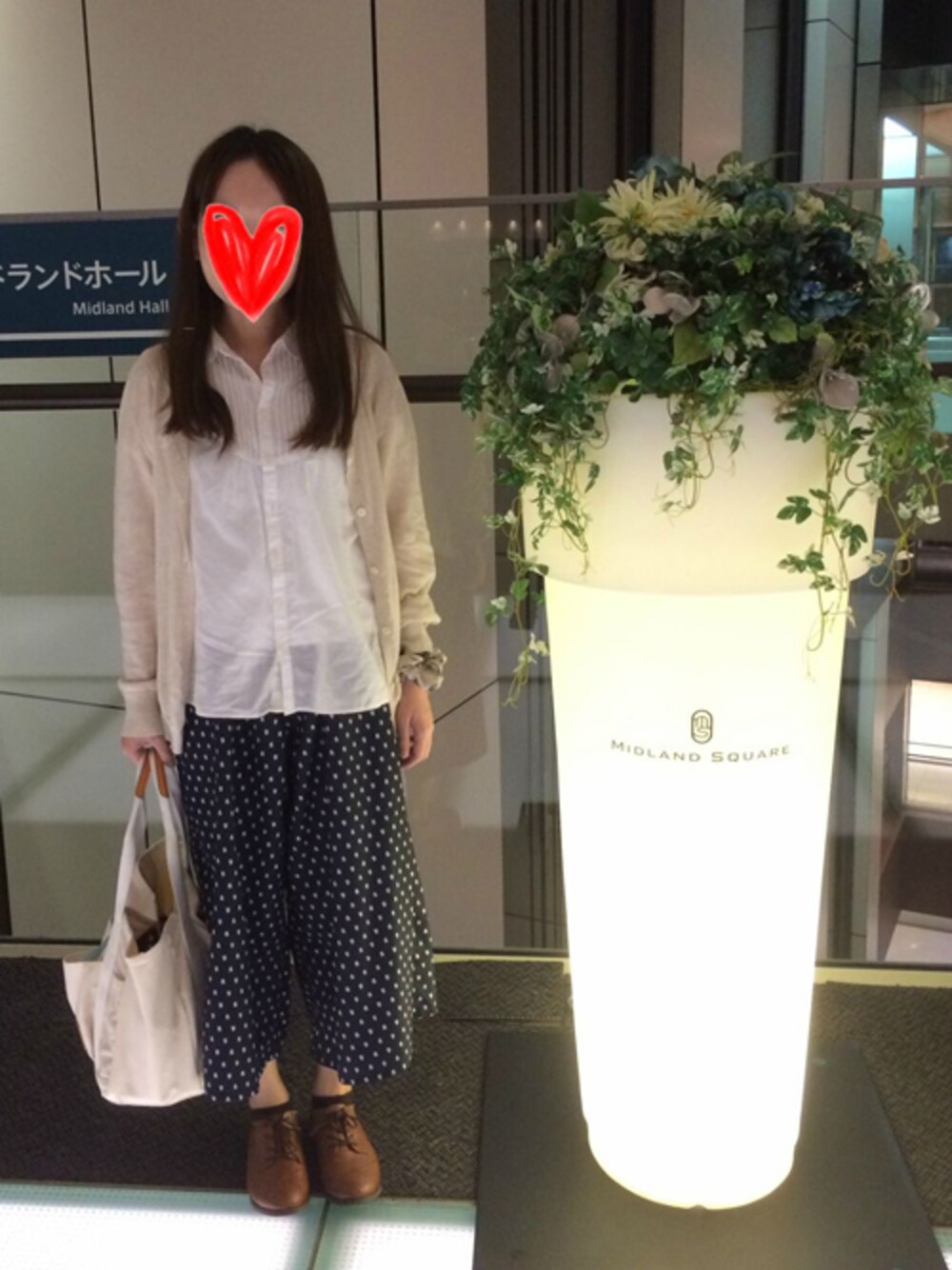 「トートバッグ、柄パンツ、レース、レースアップシューズ、ガウチョパンツ、ネコ、白ブラウス、パフスリーブ、ネコ柄、古着MIX」｜「GLOBAL WORKのカーディガン（ベージュ）（カーディガン/ボレロ、ベージュ系）」を使った、clover*さん（レディース・154cm）の秋コーディネートの1枚目の写真