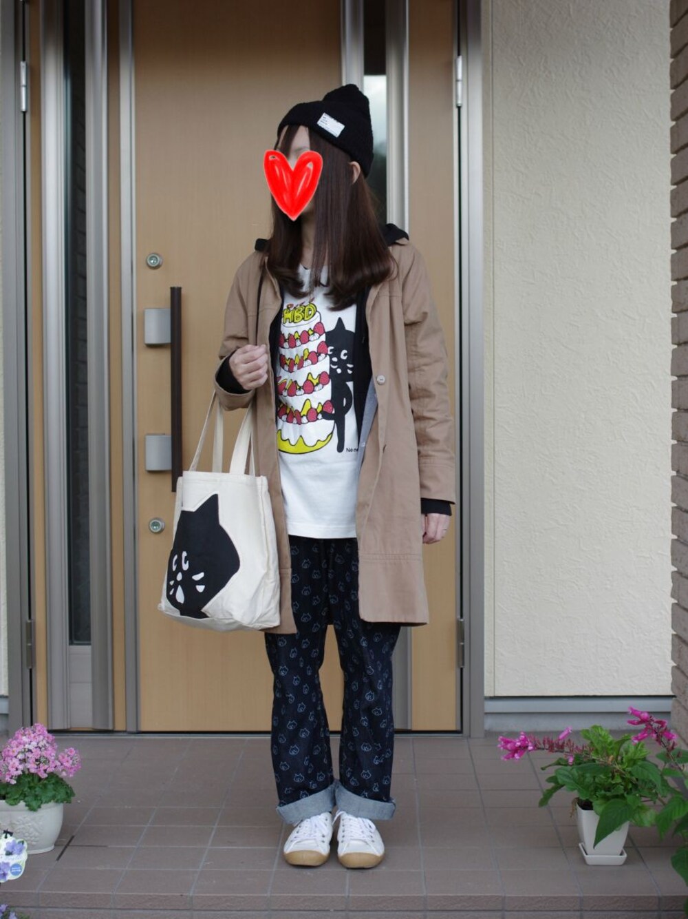 「トートバッグ、柄パンツ、ニット帽、白いスニーカー、ネコ、アニマルＴシャツ、キャラT、付録バッグ、イラストT、Tシャツ×デニム」｜「green label relaxingのCTN SLUB AZE ビーニー（ニットキャップ/ビーニー、ブラック系）」を使った、clover*さん（レディース・154cm）の秋コーディネートの1枚目の写真