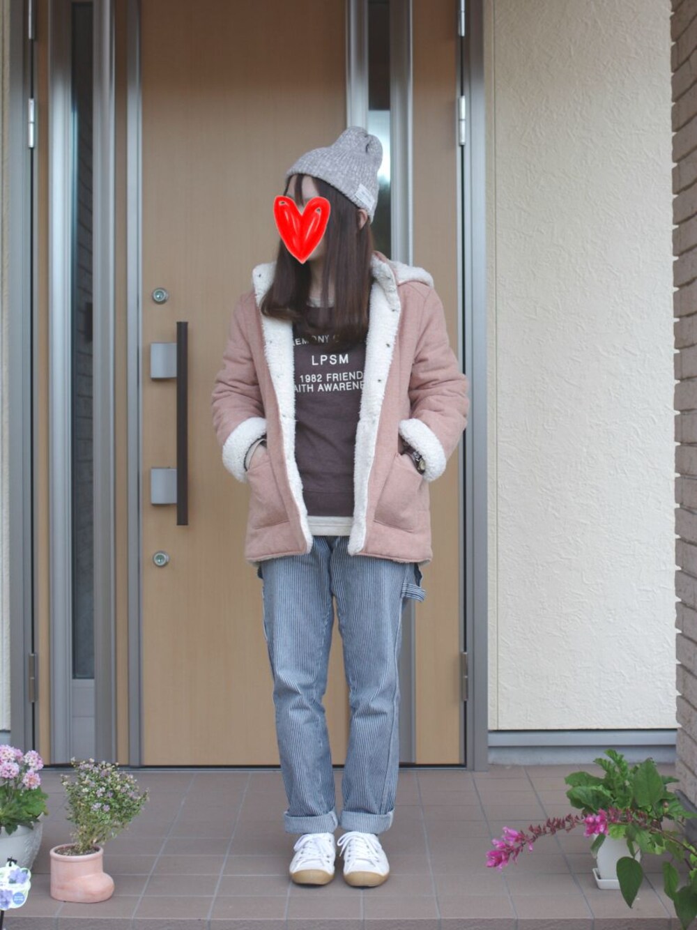 「柄パンツ、ニット帽、リバーシブル、ストライプパンツ、ペインターパンツ、白いスニーカー、ヒッコリー」｜「BEAMSのBEAMS / コットン×リネン 杢スラブ ワッチキャップ（ニットキャップ/ビーニー、ベージュ系）」を使った、clover*さん（レディース・154cm）の冬コーディネートの1枚目の写真