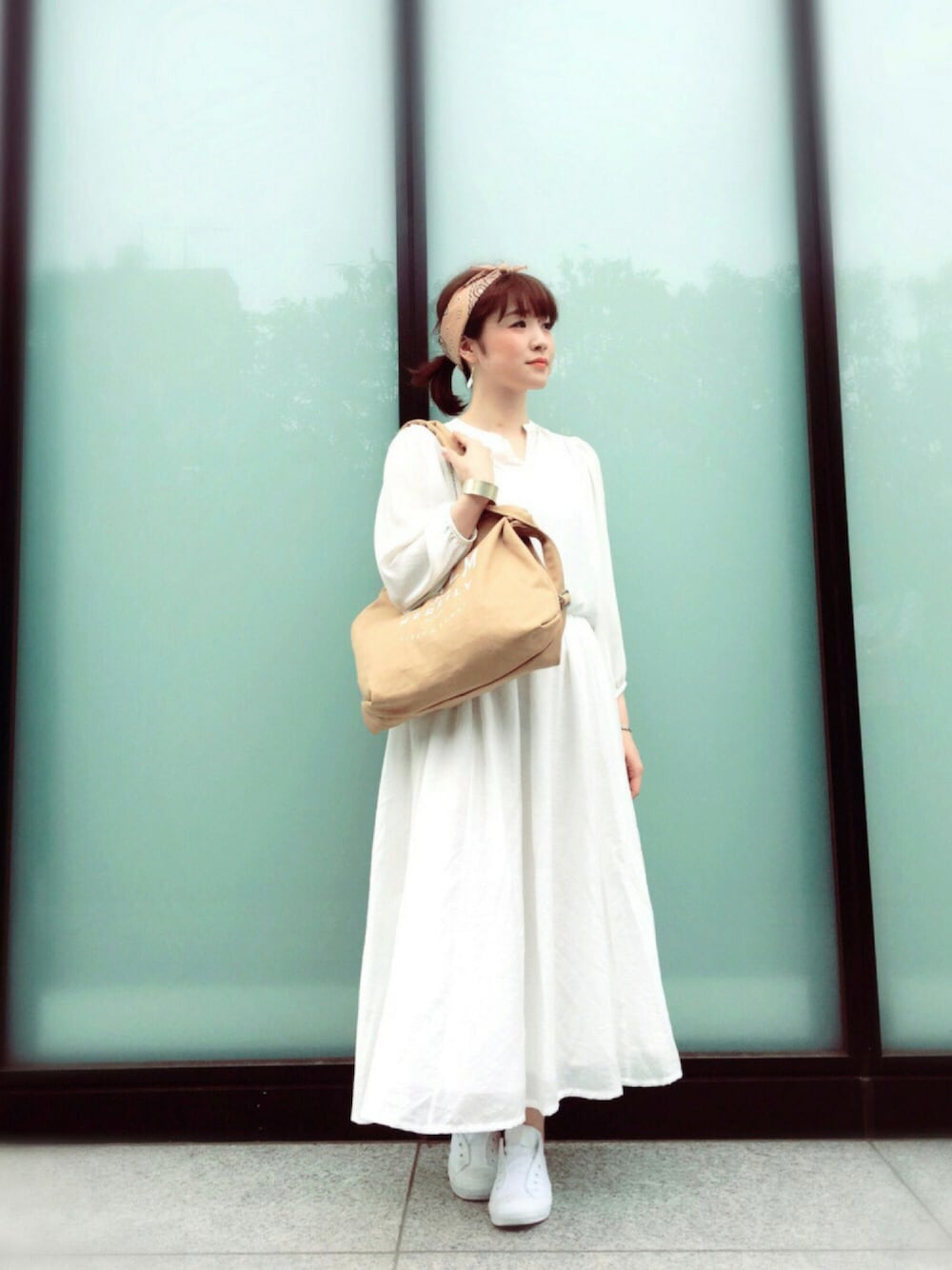 「hitch hike market、moussy、ViS、converse、大人カジュアル、ガーリー、トートバッグ、オールホワイト、アースカラー」｜「HITCH HIKEのCALM2wayトート（トートバッグ、ブラウン系）」を使った、guchicoさん（レディース・160cm）の夏コーディネートの1枚目の写真