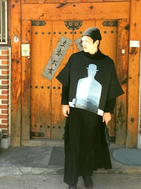 「magritte(artist)のアイテム（その他トップス、ブラック系）」を使った、イソベカズキさん（メンズ・175cm）の春コーディネート