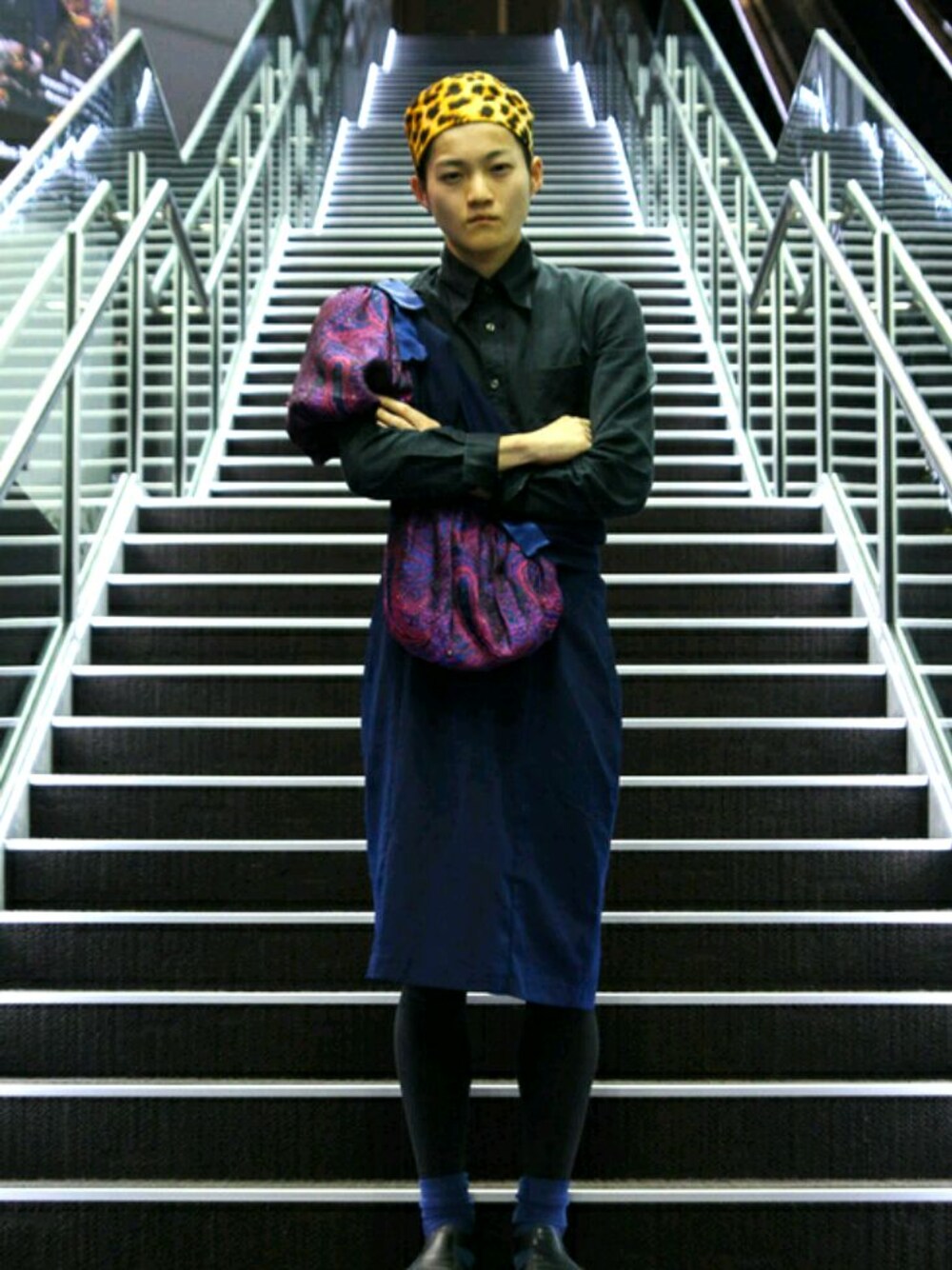 「ブラック、street、used、古着、シンプル、モード、ワンピース、女の子」｜「VINTAGEのアイテム（ドレス、ブルー系）」を使った、イソベカズキさん（メンズ・175cm）の春コーディネートの1枚目の写真