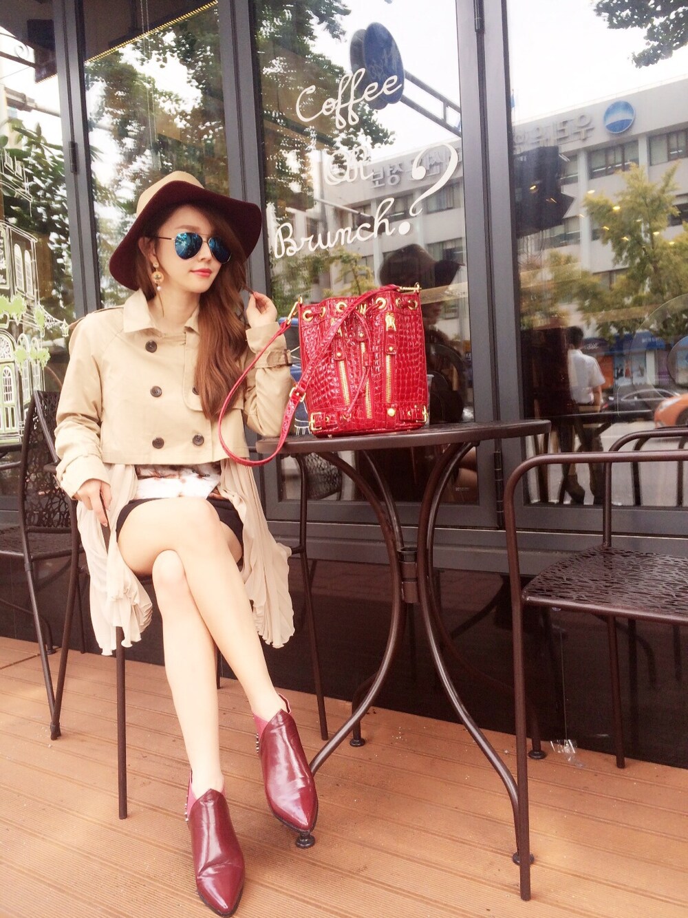 「look、korea、red」｜「back to British selectのアイテム（トレンチコート、ベージュ系）」を使った、Tramy   崔咪さん（レディース・160cm）の秋コーディネートの1枚目の写真