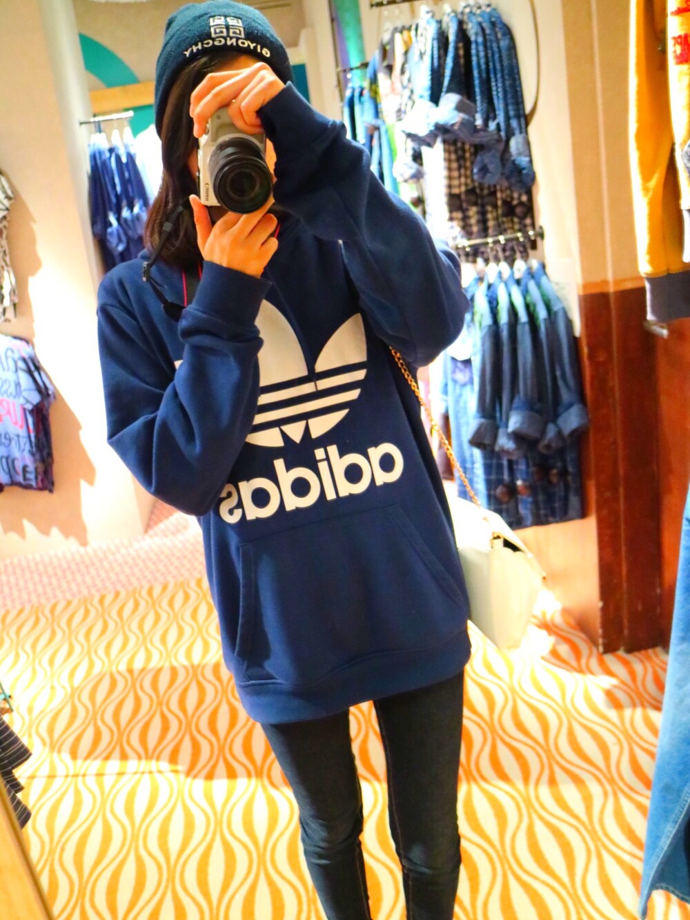 「adidas、ZARA、GIVENCHY」｜「adidasのアイテム（パーカー、ブルー系）」を使った、Moe.さん（レディース・164cm）の冬コーディネートの1枚目の写真